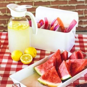 Lemonade in a mason jar on a picnic table
